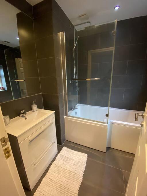 스톡포트 Contemporary Duplex - Private Patio & Parking 아파트 외부 사진